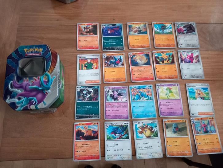 Groot Pokémon Blik + 20 Kaarten, Hobby en Vrije tijd, Verzamelkaartspellen | Overige, Ophalen of Verzenden