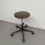 Ahrend verrijdbare kruk  - bruine skai ihv 41-57cm, Huis en Inrichting, Krukjes, Ophalen of Verzenden, Gebruikt, Hout