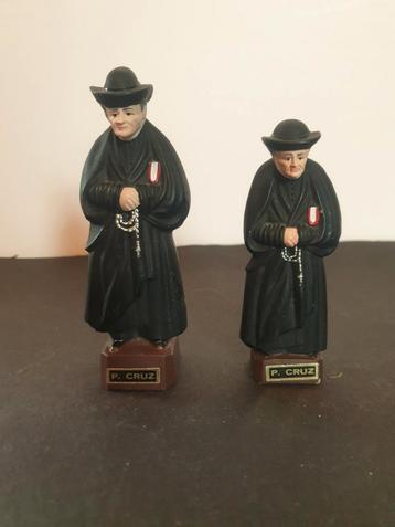 2 beeldjes van priester uit de jaren 70. P. Cruz. 12 & 10 cm beschikbaar voor biedingen