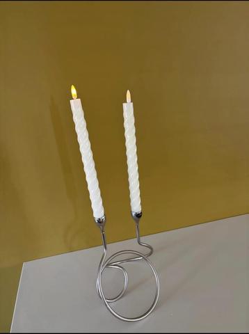 Zilverkleurige metalen kandelaar beschikbaar voor biedingen