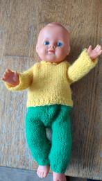 Schattige Babypop met Gebreide Kleding, Ophalen of Verzenden, Zo goed als nieuw, Babypop