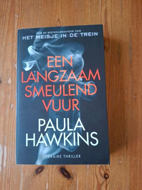 Paula Hawkins - Een langzaam smeulend vuur, Boeken, Thrillers, Zo goed als nieuw, Nederland, Ophalen of Verzenden