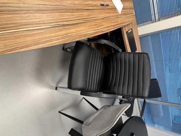 Kantoor bureau met bijpassende stoelen – uitstekende staat beschikbaar voor biedingen