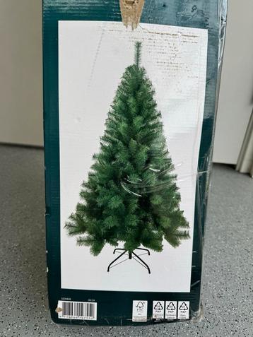 Een echte nep kerstboom beschikbaar voor biedingen