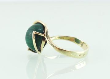 Vintage gouden ring met malachiet  beschikbaar voor biedingen