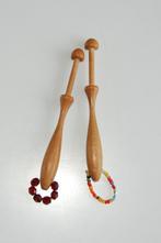 Twee Brocante kantklosjes versierd met kralen kantklossen, Ophalen of Verzenden