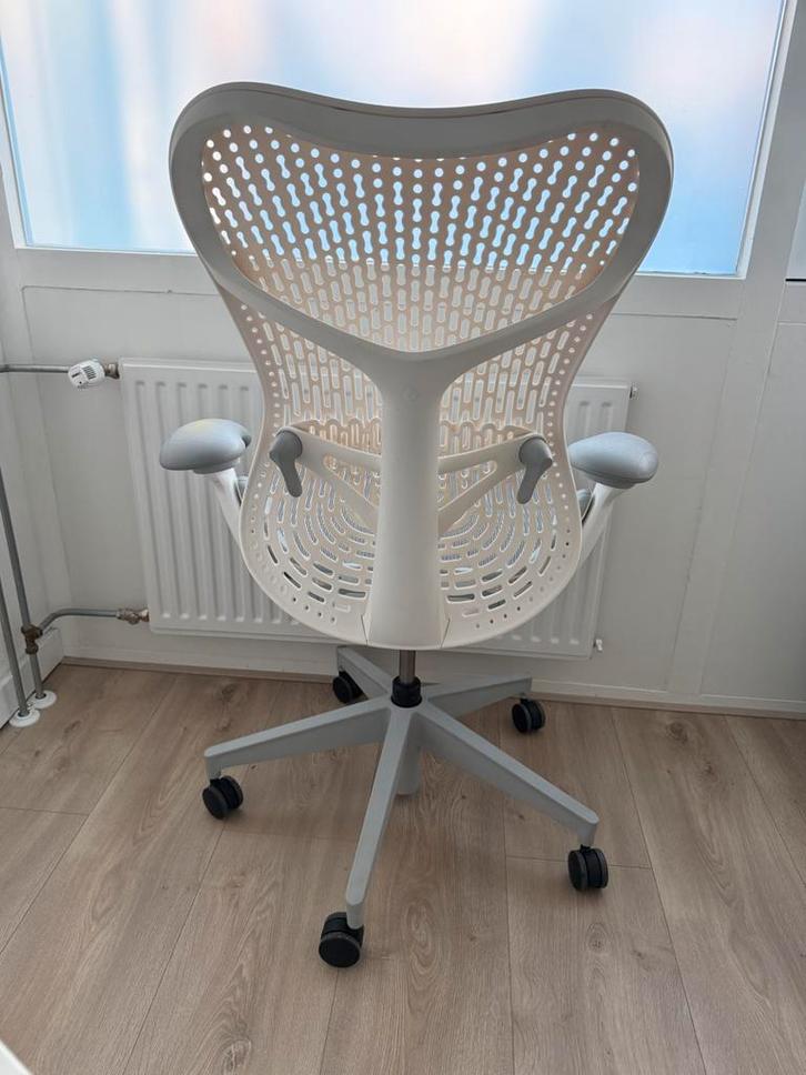 Herman Miller Mirra 2 nieuwste model met garantie wit/grijs, Huis en Inrichting, Bureaustoelen, Zo goed als nieuw, Grijs, Ophalen of Verzenden