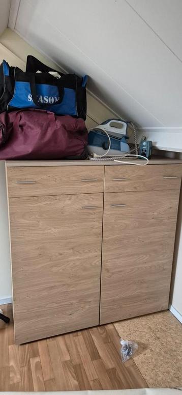 Houten kast met lades en deuren