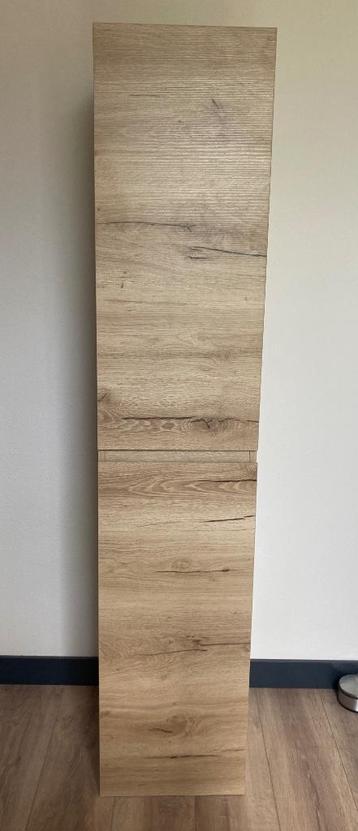 Hoge kast (eikenhout-look) beschikbaar voor biedingen