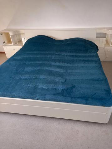 Bed beschikbaar voor biedingen