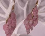 GOUDKLEURIGE ROZE BLAADJES OORBELLEN, Overige materialen, Hangers, Nieuw, Ophalen of Verzenden