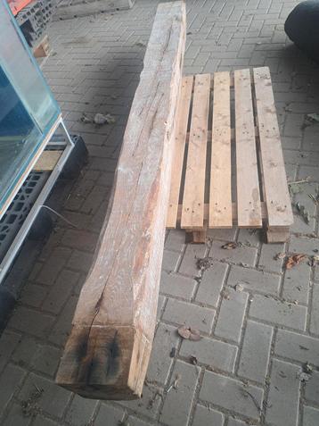 Planken. Oude eiken balk. Eiken planken.  beschikbaar voor biedingen