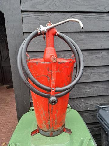 Olievaatje met pomp. beschikbaar voor biedingen
