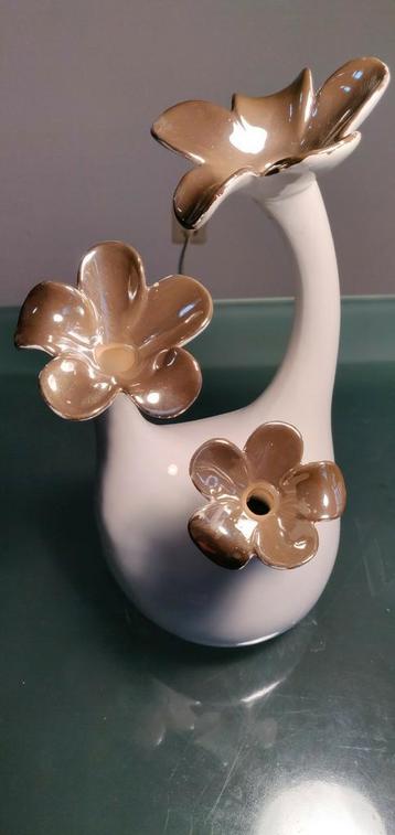 Leuke decoratieve witte /zilveren vaas beschikbaar voor biedingen