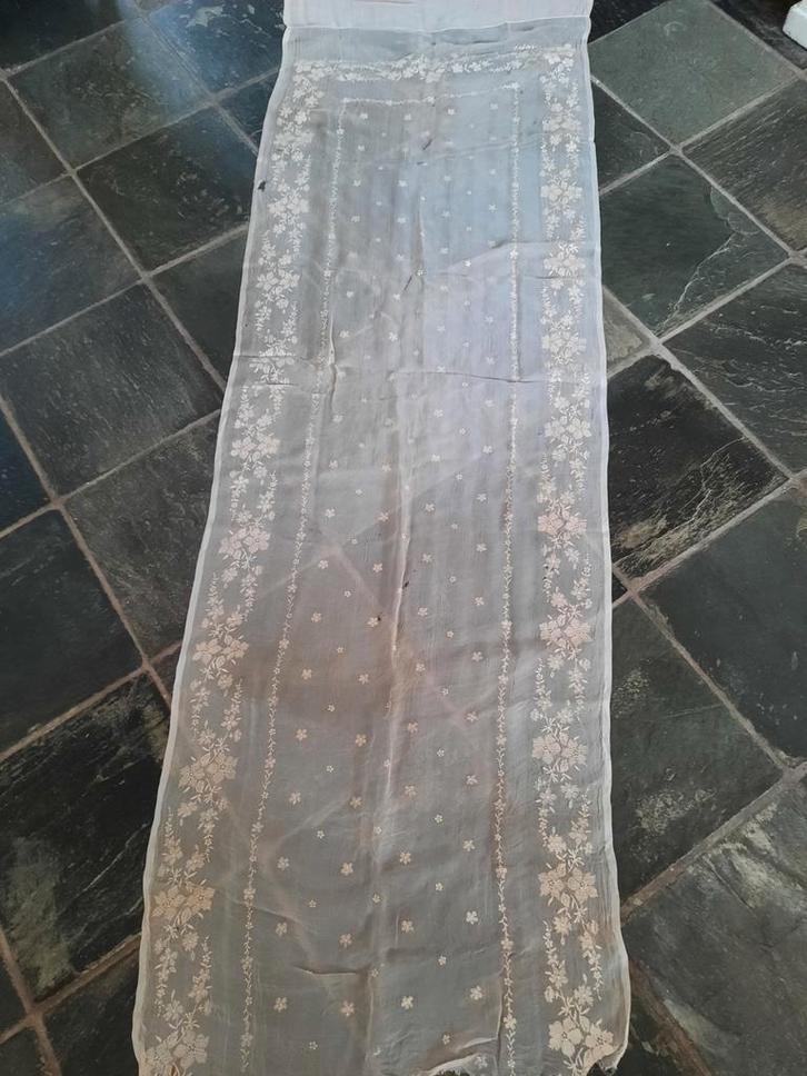 Oud tule  gordijn met kant., Antiek en Kunst, Curiosa en Brocante, Ophalen of Verzenden