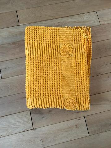 Gele sprei met wafelstructuur beschikbaar voor biedingen