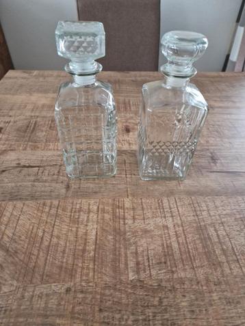 2 glazen sier flessen voor de sier of met bv. drank erin beschikbaar voor biedingen