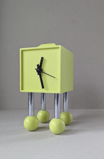 Design klokje op bolpootje beschikbaar voor biedingen