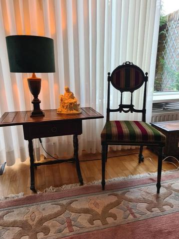 Stoeltje antiek Medaillon beschikbaar voor biedingen