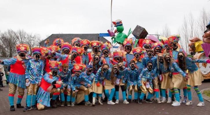 kleurrijke carnavalspakken groep dames en heren, hoeden, Kleding | Heren, Carnavalskleding en Feestkleding, Gedragen, Kleding