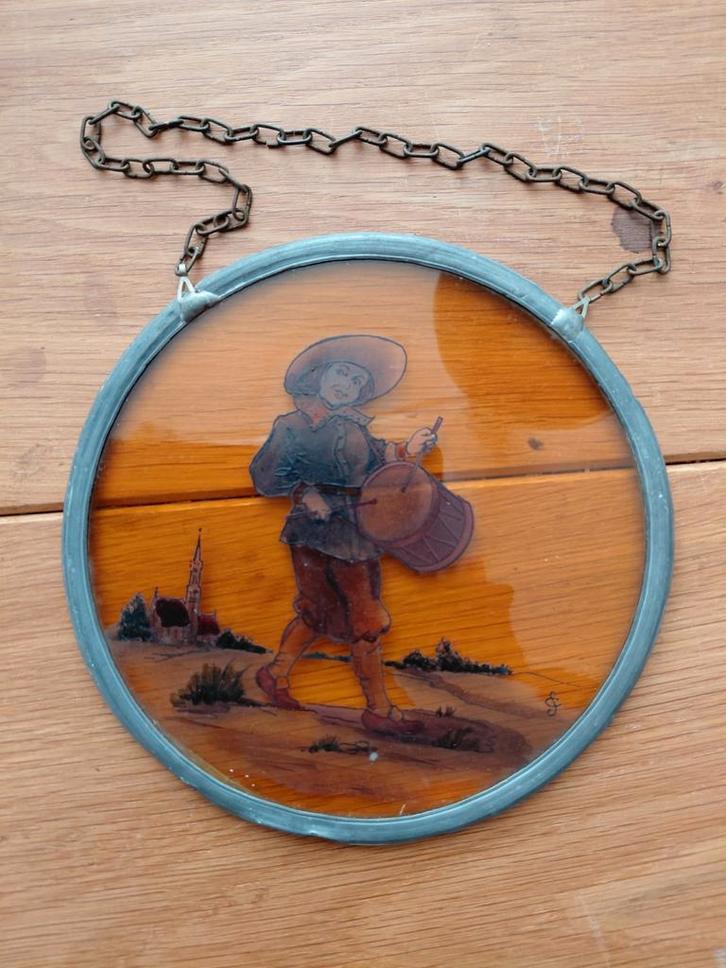 Vintage Gebrandschilderde Raamhanger - Jongen met Trommel, Antiek en Kunst, Antiek | Wandborden en Tegels, Ophalen of Verzenden