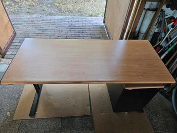 Bureau met ladeblok  beschikbaar voor biedingen