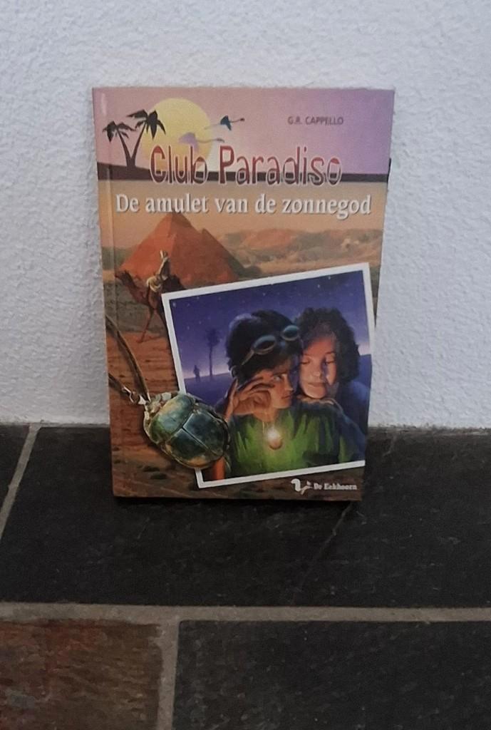 Club Paradiso - De amulet van de zonnegod 9789060568149, Boeken, Kinderboeken | Jeugd | onder 10 jaar, Zo goed als nieuw, Fictie algemeen