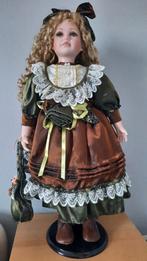 Pop met porseleinen hoofd en handen met echtheid certificaat, Verzamelen, Poppen, Ophalen of Verzenden, Zo goed als nieuw, Pop