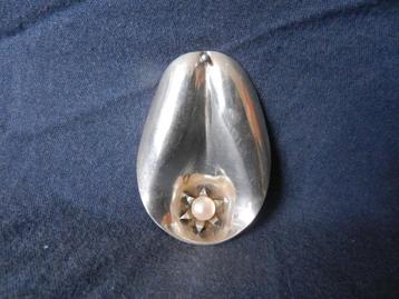 Zilveren hanger organisch gewelfd en parel M Mulder h.5,2 cm beschikbaar voor biedingen
