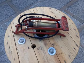 mooie engelse vintage voetpomp bandenpomp Kismet / oltimer beschikbaar voor biedingen