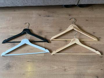 4 houten kleding hangers 