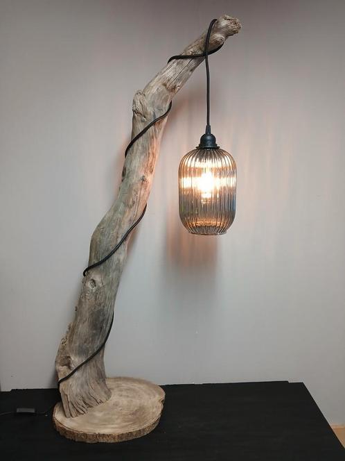 Landelijke staande lamp van drijfhout boomstam, Huis en Inrichting, Lampen | Vloerlampen, Nieuw, 100 tot 150 cm, Hout, Ophalen of Verzenden