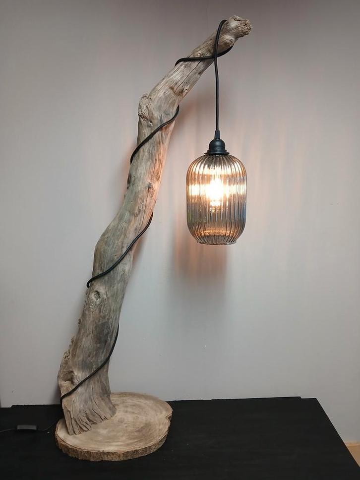 Landelijke staande lamp van drijfhout boomstam, Huis en Inrichting, Lampen | Vloerlampen, Nieuw, 100 tot 150 cm, Hout, Ophalen of Verzenden