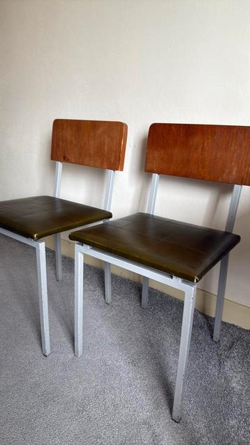Stoelen, 2 stuk modern en toch vintage beschikbaar voor biedingen