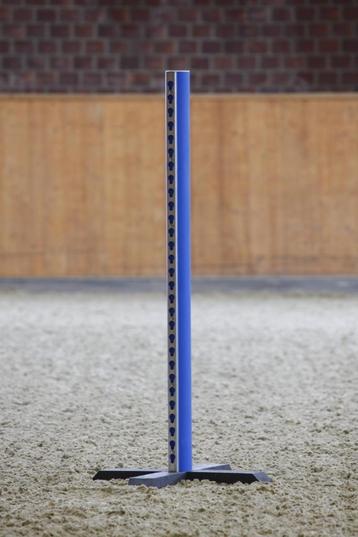 Complete hindernis steilsprong met staanders en balken beschikbaar voor biedingen