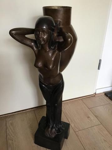 Antiek koperen beeld: Vrouw met een grote kruik beschikbaar voor biedingen