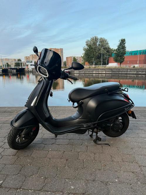 Vespa 2021 met alarm, Fietsen en Brommers, Scooters | Vespa, Zo goed als nieuw, Overige modellen, Elektrisch, Ophalen