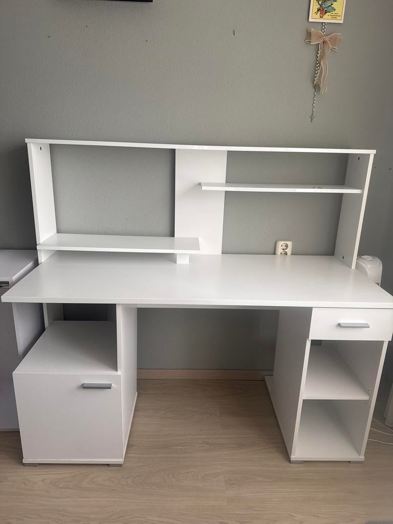 Een wit bureau met een bureaustoel, Ophalen, Zo goed als nieuw