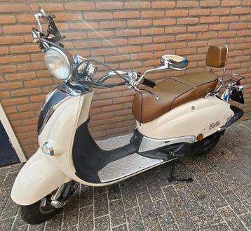 Nette retro scooter op geel kenteken inclusief helm en slot beschikbaar voor biedingen