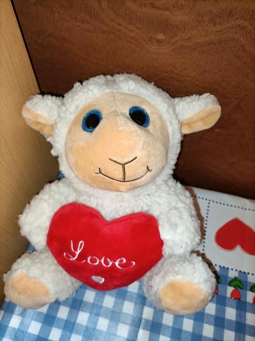 Valentijn schaap knuffel met rood hart I love you, Kinderen en Baby's, Speelgoed | Knuffels en Pluche, Ophalen of Verzenden