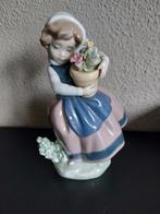 Lladro Beeldje Meisje met Bloemen, Ophalen of Verzenden