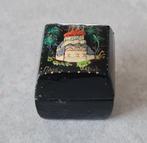 Bijzonder mini Russisch lakdoosje - gesigneerd - 2x2cm, Antiek en Kunst, Ophalen of Verzenden