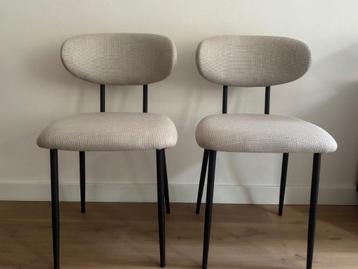 Nieuwe lichte eetkamerstoelen 