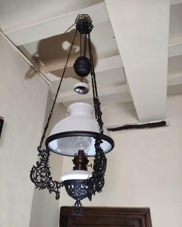 Mooie oude originele olielamp beschikbaar voor biedingen