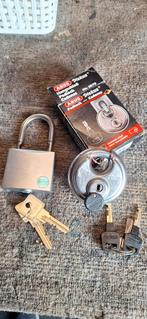 2 Hangsloten: Nemef & Abus - Zo Goed Als Nieuw!, Ophalen of Verzenden, Zo goed als nieuw, Overige materialen, Slot