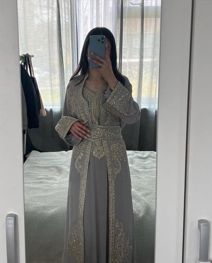 Elegante Grijze Takchita met Zilveren Borduursel, Kleding | Dames, Gelegenheidskleding, Zo goed als nieuw, Overige typen, Grijs