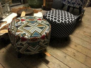 Gekleurde poefjes beschikbaar voor biedingen