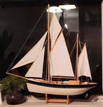 Mooie complete zeilboot op houten staander - 50cm, Hobby en Vrije tijd, Modelbouw | Boten en Schepen, Ophalen of Verzenden, Gebruikt
