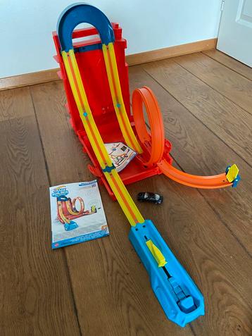 Hot Wheels Track Builder Koffer met Auto beschikbaar voor biedingen