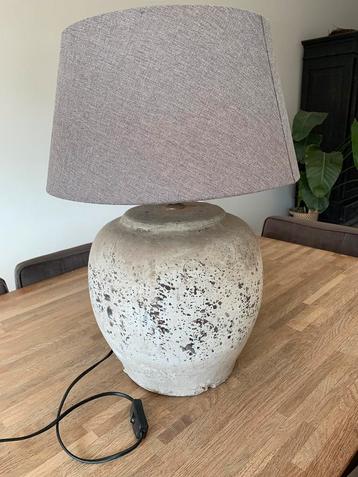 Mooie stenen tafel lamp